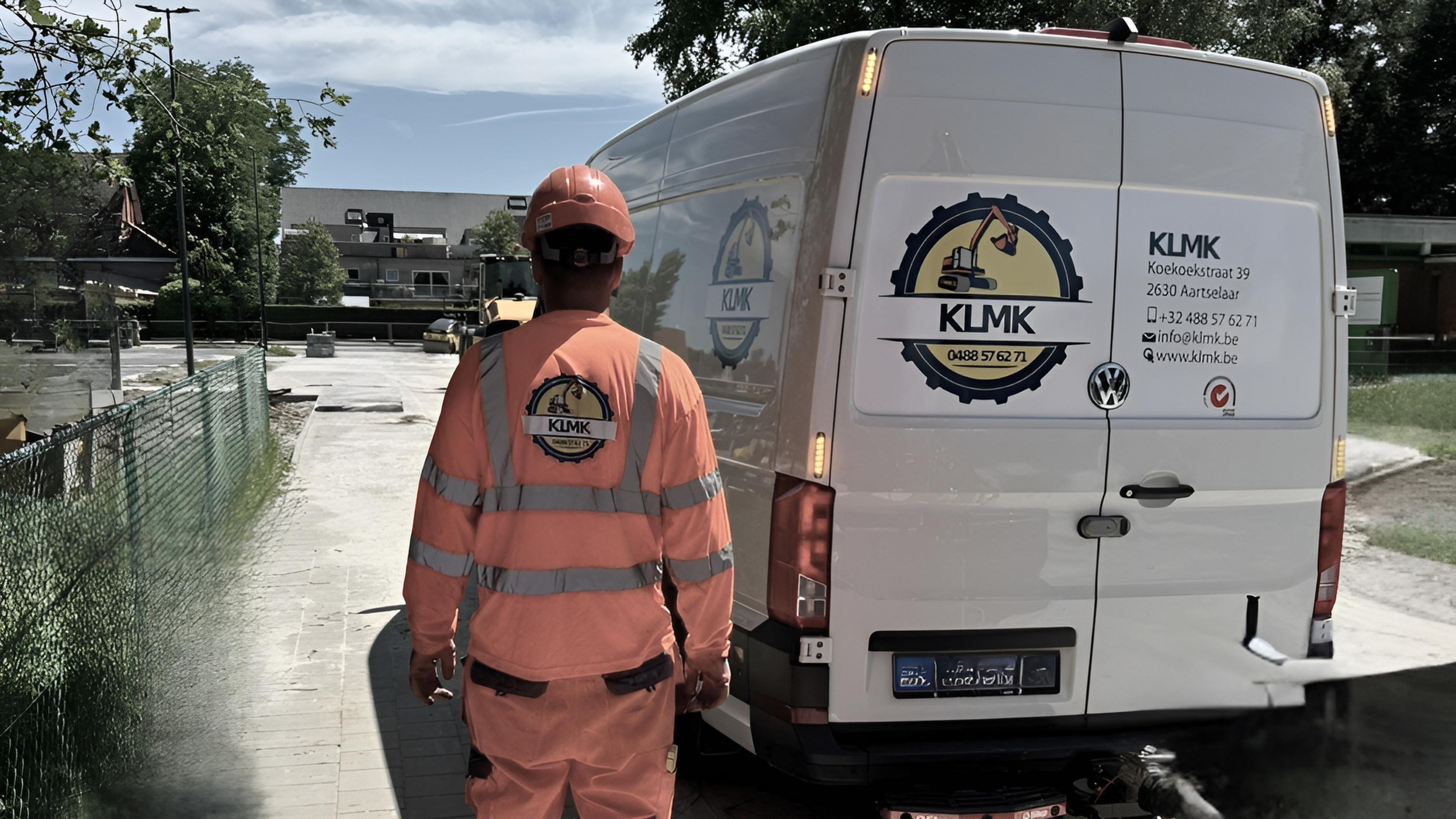 KLMK graafmachine aan het werk — nutswerken en grondwerken in België
